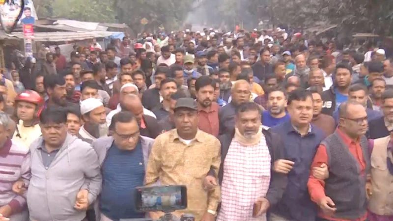 বগুড়ায় অবরোধের সমর্থনে রাস্তা বন্ধ করে বিএনপির মিছিল