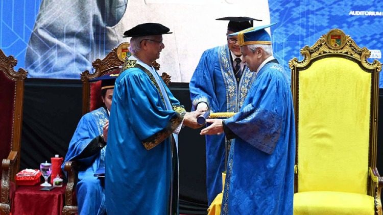 প্রধান উপদেষ্টাকে সম্মানসূচক ডক্টরেট ডিগ্রি দিল ইউকেএম