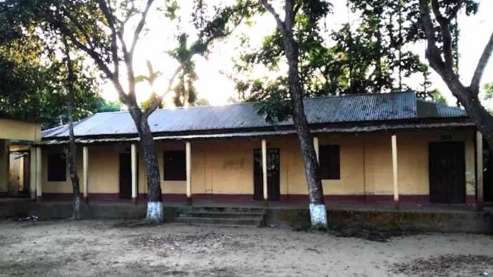 পরীক্ষা কেন্দ্রে মোবাইল ব্যবহার: ২০ পরীক্ষার্থী বহিষ্কার, ১৯ শিক্ষককে অব্যাহতি