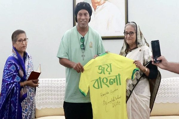 প্রধানমন্ত্রীকে ‘জয় বাংলা’ লেখা জার্সি উপহার দিলেন রোনালদিনহো