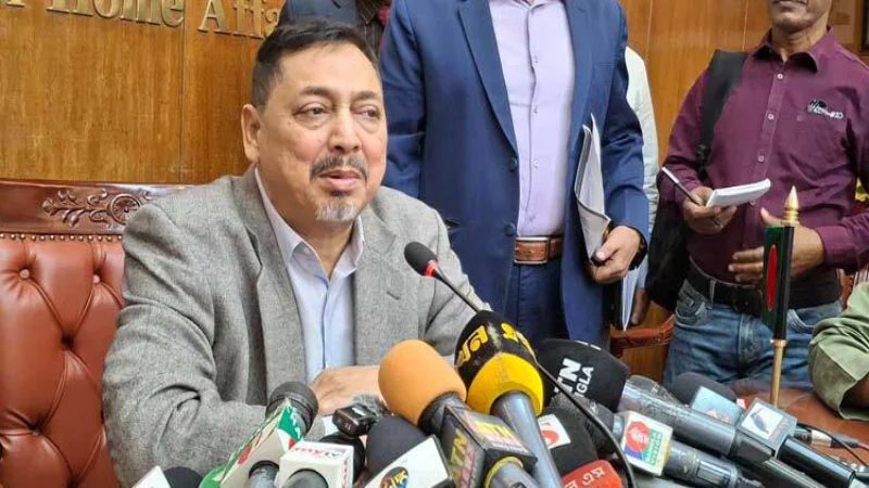 দেশে যেকোনো মুহূর্তে জরুরি অবস্থা জারির খবরটি 'গুজব'