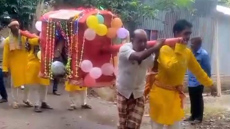 পালকিতে চড়ে বিয়েবাড়ি এলেন বর