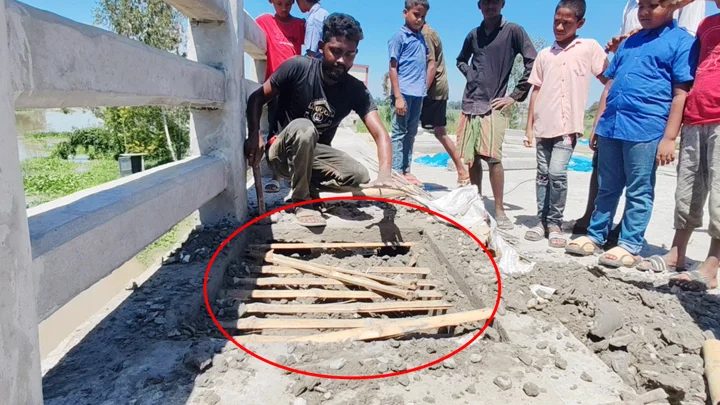 ১০ কোটি টাকার সেতুতে রডের বদলে বাঁশ দিয়ে ঢালাই