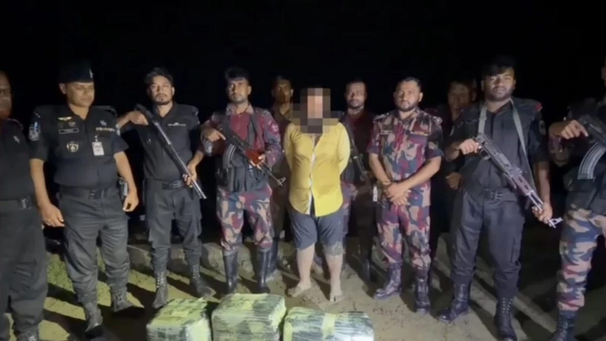 টেকনাফে যৌথ অভিযানে ৩ লাখ ৯০ হাজার ইয়াবাসহ আটক ১