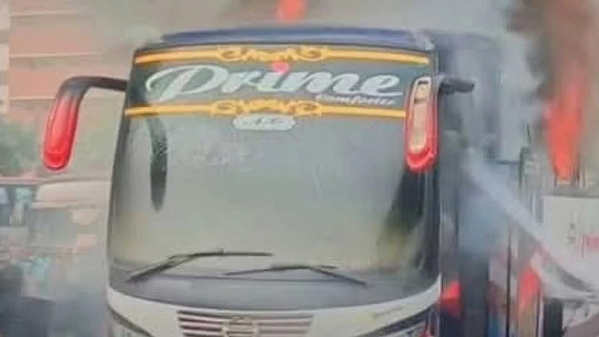 রাজধানীতে হঠাৎ বাসে আগুন