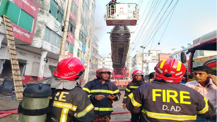 গাজীপুরে পোশাক কারখানায় আগুন,নিয়ন্ত্রণে ৮ ইউনিট