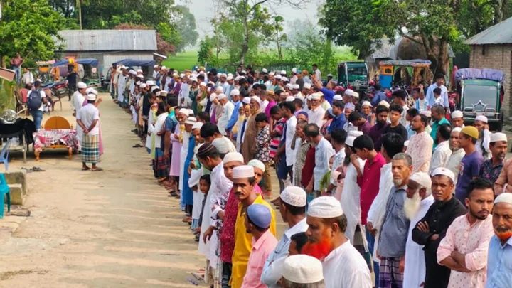 সড়ক দুর্ঘটনা নিহত সাতজনের দাফন সম্পন্ন, একই পরিবারের চারজনের পাশাপাশি কবর