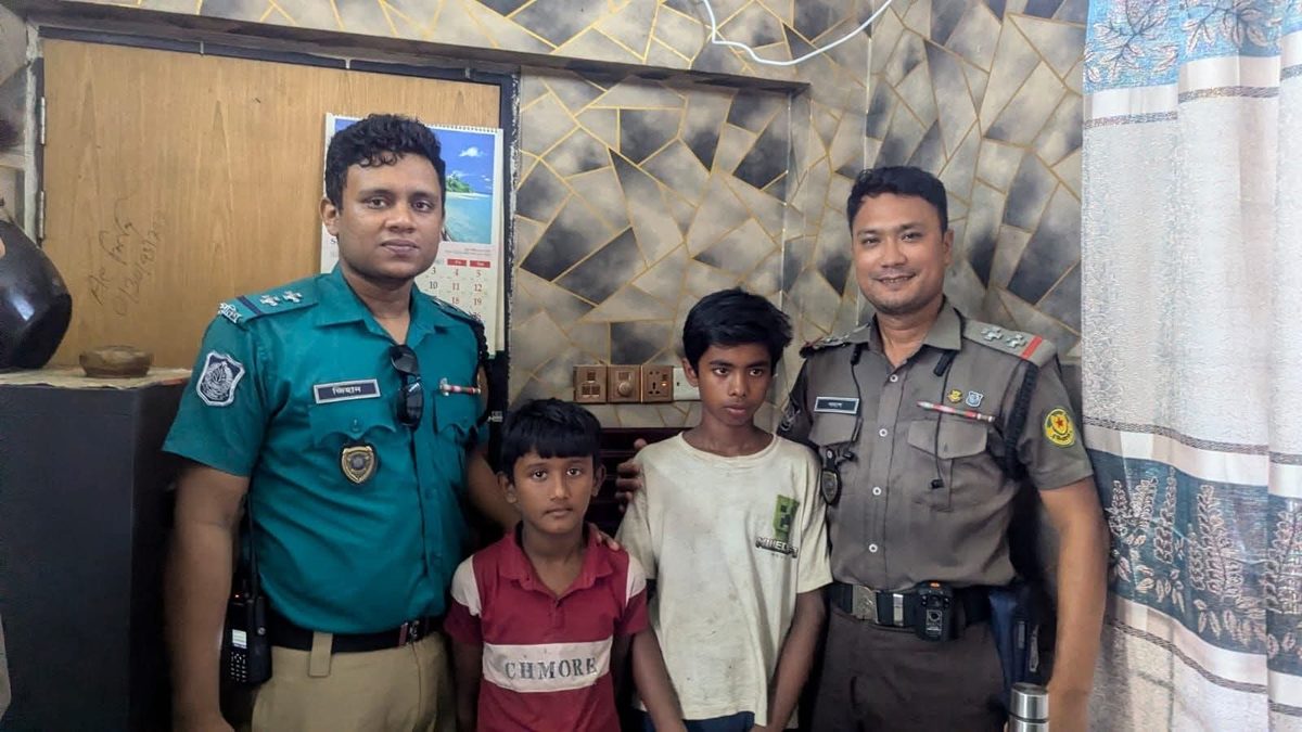 সোনারগাঁও ক্রসিংয়ে পুলিশ সার্জেন্ট পলাশের তৎপরতায় অপহৃত দুই শিশু উদ্ধার