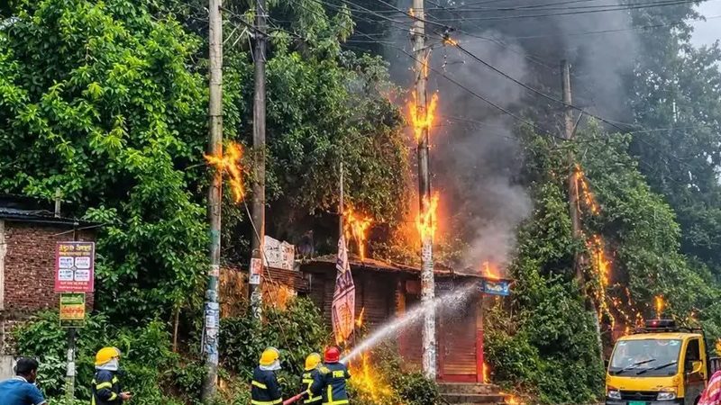 চট্টগ্রামে বৈদ্যুতিক খুঁটিতে আগুন