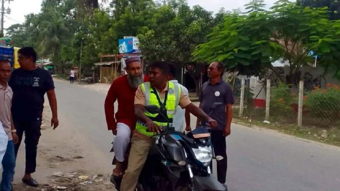 প্রধানমন্ত্রীর নির্দেশে কুষ্টিয়ার সেই শিক্ষককে বাড়ি পৌঁছে দিল পুলিশ